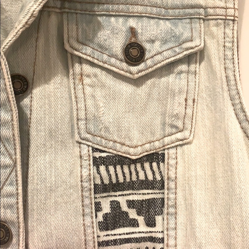 REVIVAL VEST - Picture 2 of 5